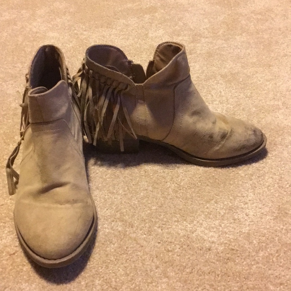 Boots with tassels